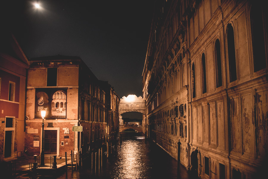 Fotografias de Venecia. Fotografias del puente de los suspiros de noche. Fotografías nocturnas de Venecia Viajar a Venecia. Fotografias de Venecia. Fran Ménez Fotografo Venezia Venice 25