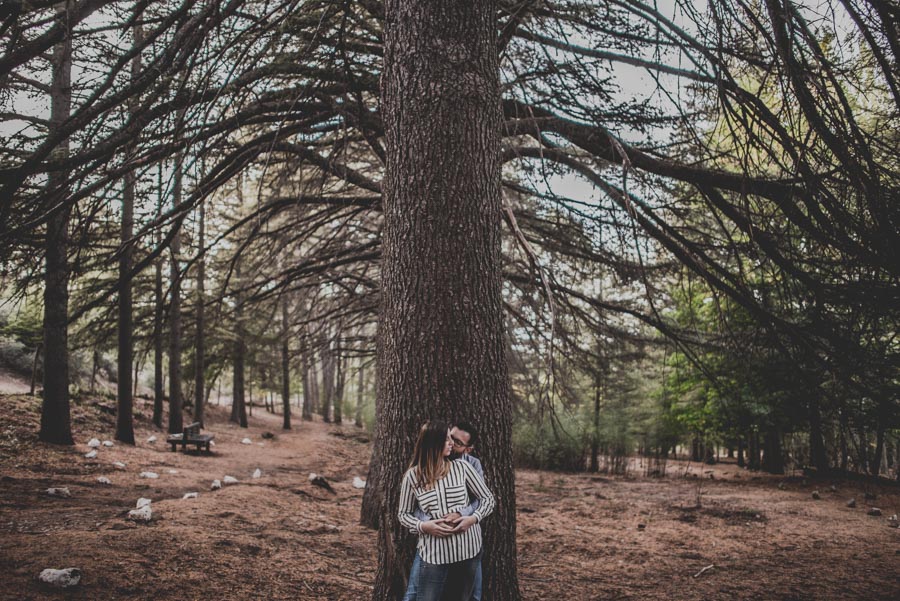 Pre Boda en la Alfaguara. Fran Ménez Fotógrafo de bodas en Granada. Fotografía Natural y diferente