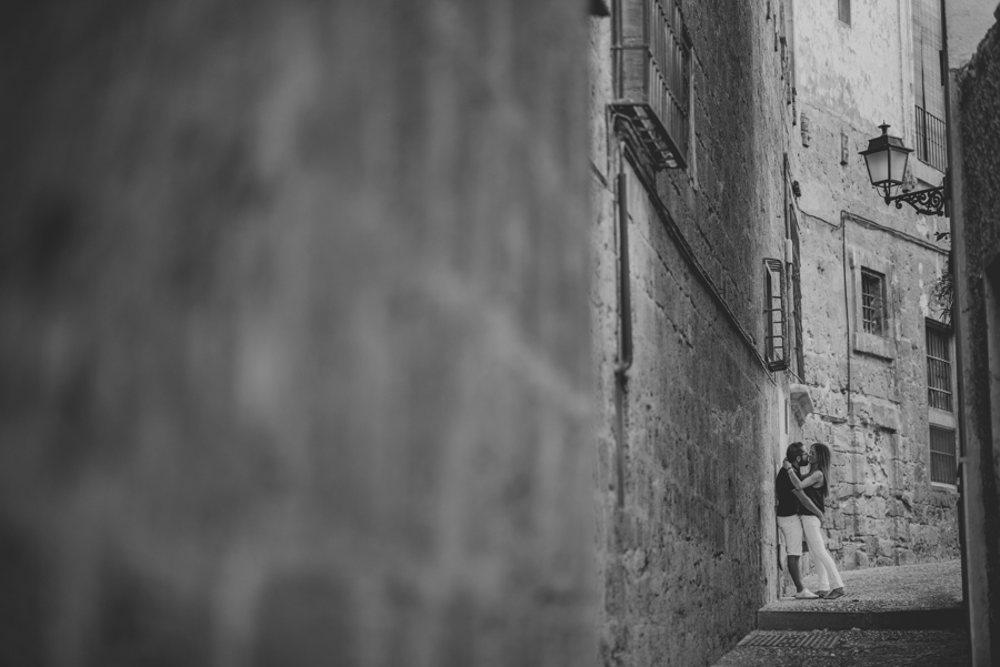 Pre-Boda-en-Granada-Reportaje-de-pareja-en-el-paseo-de-los-tristes-Fran-Ménez-Fotógrafo-de-Bodas-1