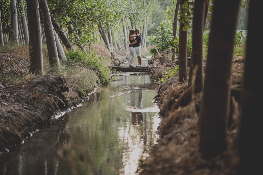 Pre-Boda-en-Granada-Reportaje-de-pareja-en-el-paseo-de-los-tristes-Fran-Ménez-Fotógrafo-de-Bodas-15