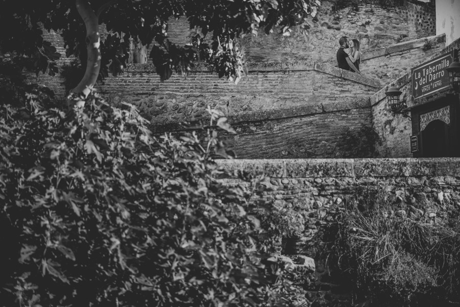 Pre-Boda-en-Granada-Reportaje-de-pareja-en-el-paseo-de-los-tristes-Fran-Ménez-Fotógrafo-de-Bodas-3