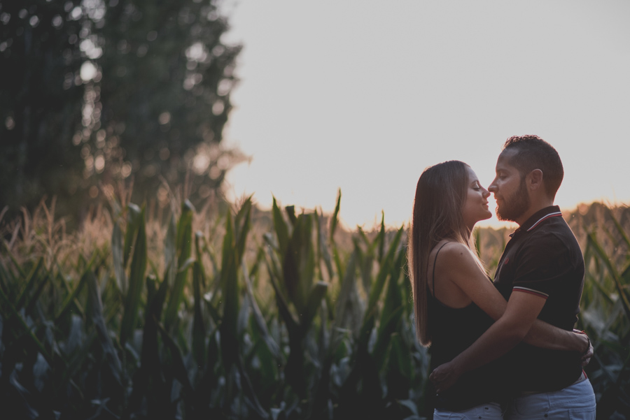 Pre-Boda-en-Granada-Reportaje-de-pareja-en-el-paseo-de-los-tristes-Fran-Ménez-Fotógrafo-de-Bodas-30