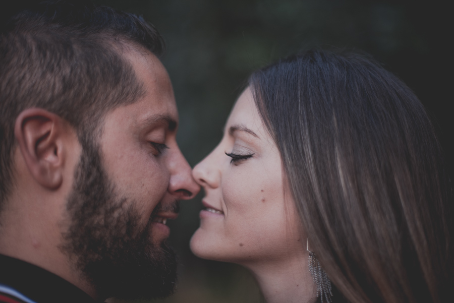 Pre-Boda-en-Granada-Reportaje-de-pareja-en-el-paseo-de-los-tristes-Fran-Ménez-Fotógrafo-de-Bodas-31