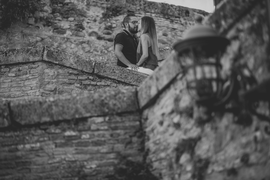 Pre-Boda-en-Granada-Reportaje-de-pareja-en-el-paseo-de-los-tristes-Fran-Ménez-Fotógrafo-de-Bodas-4