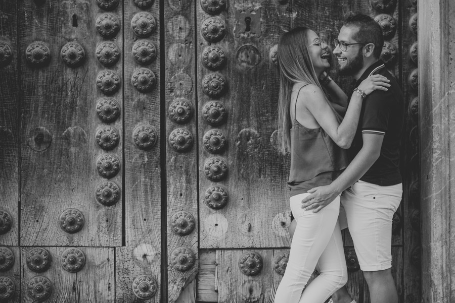 Pre-Boda-en-Granada-Reportaje-de-pareja-en-el-paseo-de-los-tristes-Fran-Ménez-Fotógrafo-de-Bodas-5