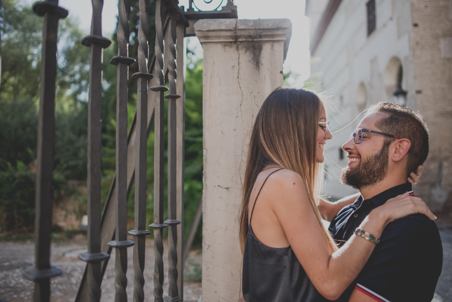 Pre-Boda-en-Granada-Reportaje-de-pareja-en-el-paseo-de-los-tristes-Fran-Ménez-Fotógrafo-de-Bodas-6
