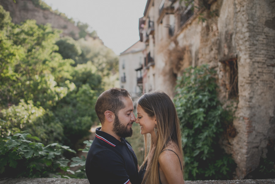 Pre-Boda-en-Granada-Reportaje-de-pareja-en-el-paseo-de-los-tristes-Fran-Ménez-Fotógrafo-de-Bodas-7