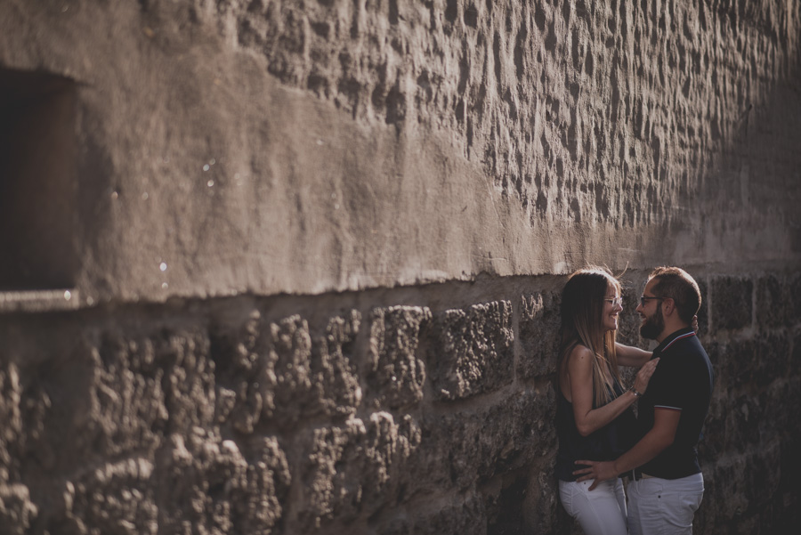 Pre-Boda-en-Granada-Reportaje-de-pareja-en-el-paseo-de-los-tristes-Fran-Ménez-Fotógrafo-de-Bodas-8
