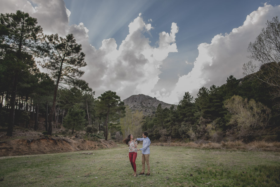 David e Inma. Pre Boda en Primavera en la Sierra de Huetor Santillan. Fran Ménez Fotógrafos de Boda en Granada. 13